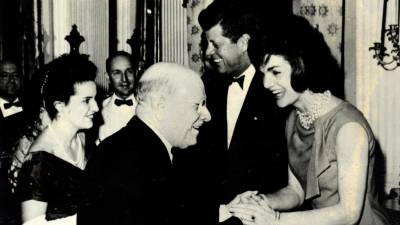1961. Jackie Kennedy saluda Casals. Al fons, Marta Montáñez amb el president John Kennedy. Foto: Fundació Pau Casals. Fons Pau Casals (ANC).