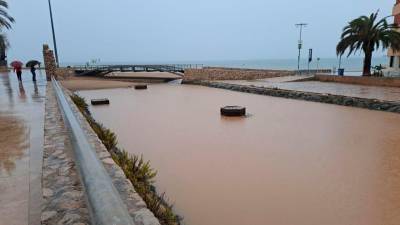 La riera de Calafell esta mañana, al límite de su capacidad. Foto: Joan Grifols