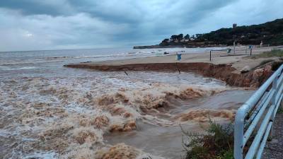 La desebocadura del canal de La Móra en la playa. Foto: DT