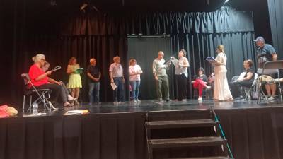 Los actores del grupo de teatro Alborada de Cunit en un ensayo.