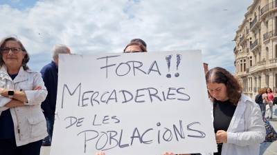 Muchos de los asistentes han portado pancartas reivindicativas. Foto: Núria Riu