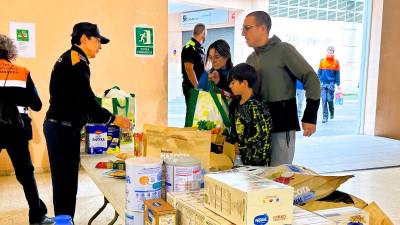 La recogida del material, de este pasado fin de semana. Foto: Anna Fusté-.Aj. Torredembarra