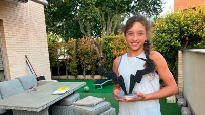 Arina en su casa de Calafell con el trofeo del Torneo Rafa Nadal. FOTO: JMB