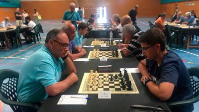 Juan María Mercadé, del CE Vila-rodona, (izquierda) y Eduard Trullols, del CE Espluga de Francolí (derecha), durante una partida de la última ronda del Memorial Calbet en Duesaigües. Foto: Cedida