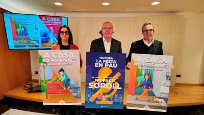 Vázquez, Pellicer y Massó con los nuevos carteles. Foto: Ajuntament de Reus