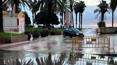 Un coche atrapado en salou. Foto: M.C.G.