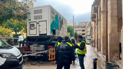 Operarios de Endesa colocando uno de los generadores, con el alcalde de Riudoms, Ricard Gili, y agentes de la Guàrdia Urbana. Foto: Cedida