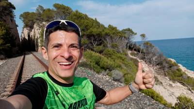 Xavi Moya, en un entreno en una vía verde de L’Hospitalet de l’Infant. El ‘runner’ correrá una prueba en el Sáhara en noviembre. Foto: DT