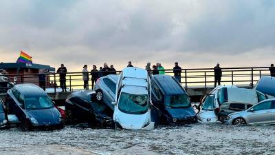 Los coches fueron arrastrados hasta bloquear el puente del Casino. Foto: ACN