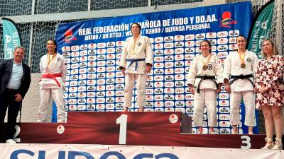 Wendy de la Fuente en lo más alto del podio del Campeonato de España de jiu-jitsu tradicional. Foto: Cedida