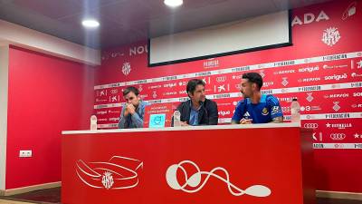 Javi Sanz, izquierda, en la presentación de Álex López, derecha, junto a Lluis Fàbregas, centro de la imagen. Foto: JM