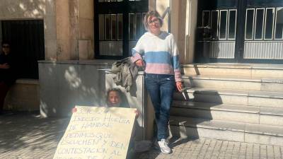 Eugenia y Núria Arévalo, esta mañana, en la puerta de los juzgados. Foto: C. Pomerol