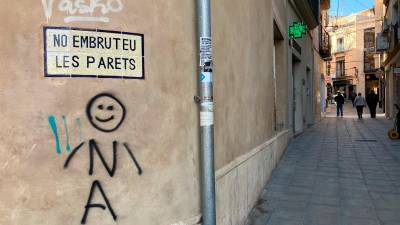 Un grafiti en un edificio histórico en El Vendrell. FOTO: JMB