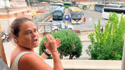 La vecina vive frente a la estación de Sant Vicenç de Calders. FOTO: JMB