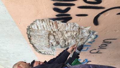 Al retirar el rebozado, según los planos encontrados, apareció un arco y lo que fue una puerta sellada con piedra de la ermita. Foto: DT