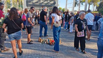 Un momento de la concentración en honor a la muerte de la cocinera que falleció en la cárcel de Mas d’Enric. Foto: Àngel Juanpere