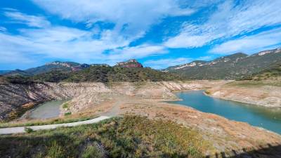 Estado del pantano de Siurana este verano, actualmente, por debajo del 1% de su capacidad. foto: cedida/Ajuntament de Cornudella de Montsant