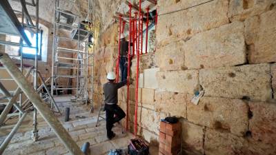 Los operarios trabajando en el interior de la Sala del Sarcòfag d’Hipòlit. Foto: N.R.