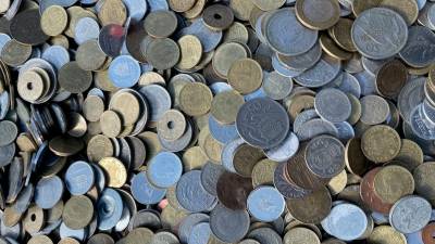 Monedes en venda al mercat de segona mà de Sarral. foto: Eduard Boada i Aragonès