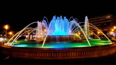 La Fuente Luminosa ofrece desde hace 50 años un espectáculo que combina luz, música y agua a través de 210 combinaciones que brotan de más de 100 surtidores. Foto: Ajuntament de Salou