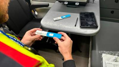 Un agente de los Mossos con un alcoholímetro en la mano. Foto: Mossos d’Esquadra