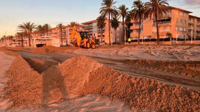 Las máquinas están creando una zona dunar. FOTO: JMB