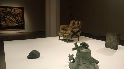 Una part de l’exposició d’Antoni Tàpies que ja fa temps que és vigent al Museu. Foto: cedida