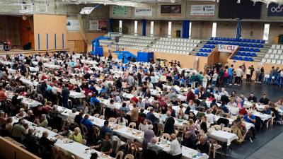 La pista del pabellón municipal de Salou Centre, convertida en un gran salón para 800 vecinos. Foto: Aj. Salou