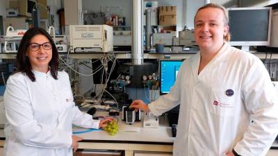 Montserrat Mestres y Daniel Schorn, del Departament de Química Analítica i Química Orgànica de la URV. FOTO: URV