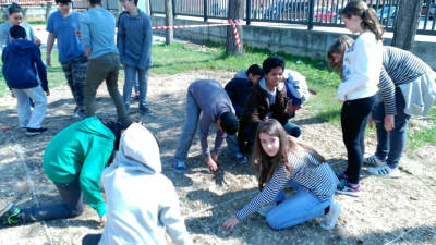 Alumnos de 1º de la ESO delimitando parcelas de la excavación FOTO: CEDIDA