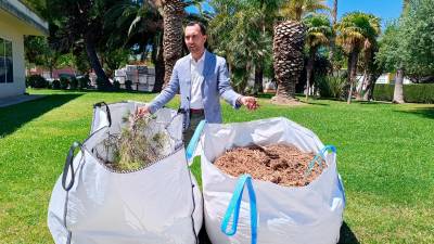 El concejal de Medi Ambient, Daniel Rubio, con dos sacos y el resultado de la biotrituradora. FOTO: Aj. de Reus