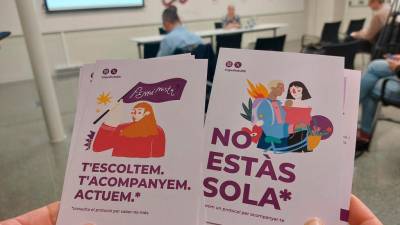 Folletos del nuevo protocolo de la URV. Foto: Universitat Rovira i Virgili