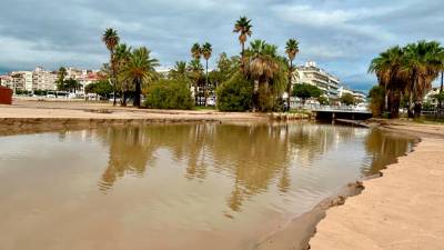 La playa del Regueral de Cambrils se ha visto afectada por la llegada del temporal. Foto: MCG