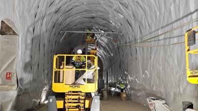 En el interior del túnel se están colocando los materiales para la impermeabilización. Foto: N.R.