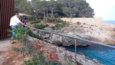 La pasarela irá semisuspendida por encima de Cala Morisca, rodeando el muro de la Casa Rubio. Foto: Aj. Salou