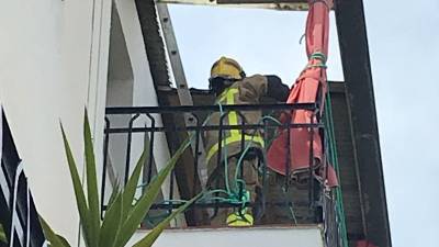 El agujero de la imagen es por donde ha caído el trabajador al suelo del balcón. FOTO: DT