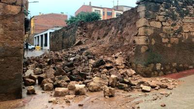 Imagen de un muro caído en Bot. Foto: Bombers