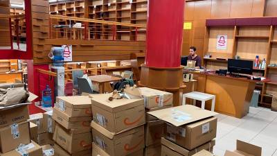 Imagen de ayer por la tarde del interior de La Capona, ya con 110 cajas de libros. Foto: Cedida