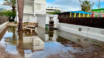 En algunas casas el agua se ha quedado estancada tras el episodio de lluvias de esta pasada noche. Foto: MCG