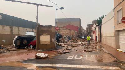 Una calle de Catarroja en la mañana del 30 de octubre con los destrozos provocados por la DANA. Foto: Carles Miguel Romeu