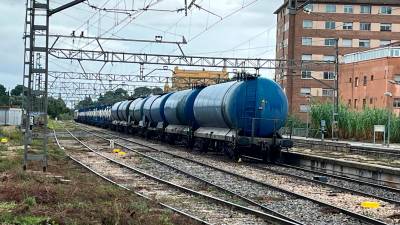 Un tren de mercancías a su paso por la ciudad de Valls. FOTO: DT