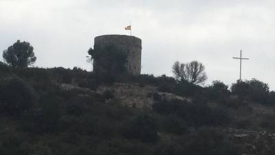 La bandera espa&ntilde;ola en la torre del Puig.