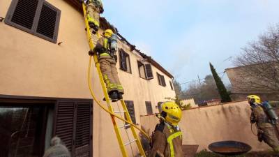 Los bomberos durante la extinción del incendio. Foto: Bombers de la Generalitat