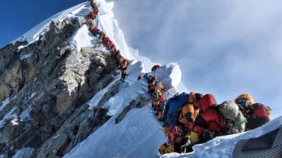 La foto lo dice todo: atasco y espera junto a la cumbre del Everest. FOTO: Nirmal Purja/Project Possible 14/7’’