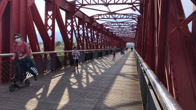 Los peque&ntilde;os con patinetes, en el Pont Roig de Tortosa. FOTO: Marina Pall&agrave;s