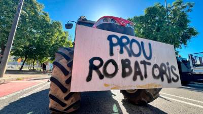 La concentración se ha realizado frente a la comisaría de los Mossos d’Esquadra de Reus. Foto: Alfredo González