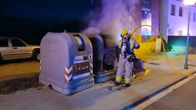 Bomberos apagando un incendio de contenedores en una imagen de archivo. Foto: Bombers de la Generalitat