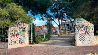 El derribo de la fábrica ya ha eliminado parte de las naves. FOTO: JMB