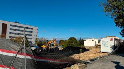 En la calle Arquebisbe Ramon Torrella ha caído parte de la valla de las obras de un edificio. Foto: Celia Alonso