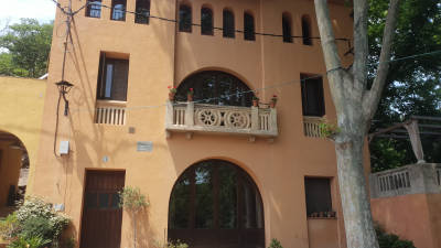 Vista de la fachada del otro alojamiento, situado en L&rsquo;Argentera, llamado Casa Argentera, con un balc&oacute;n artesanal. FOTO: Casa Argentera.